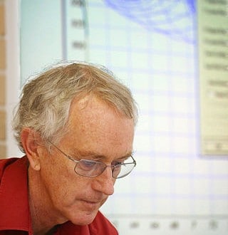 320px-SteveKeen01-320x330.jpg